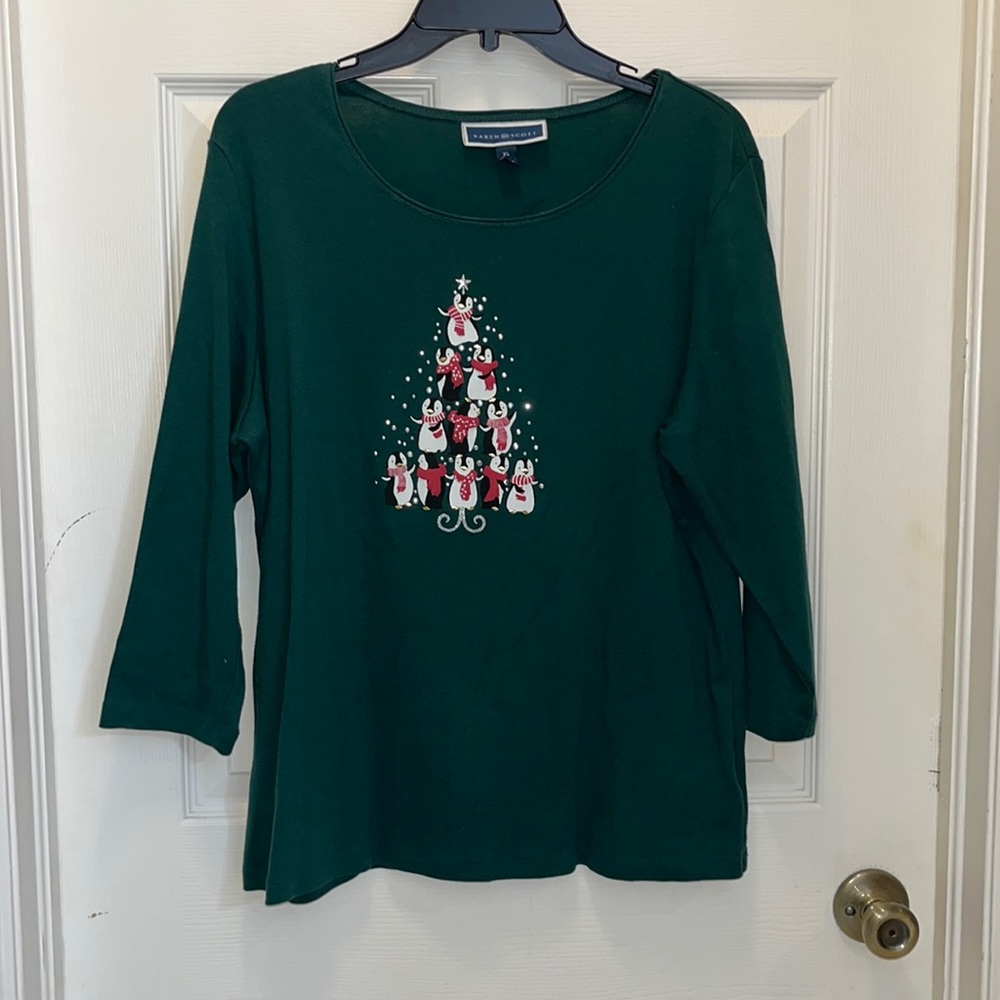 Christmas tee with penguins
